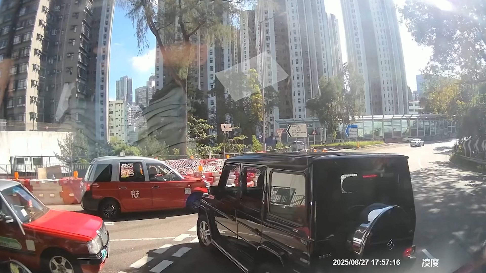 「馬路炸彈」四圍走　唔掛車牌逆線行仲撞貨車尾