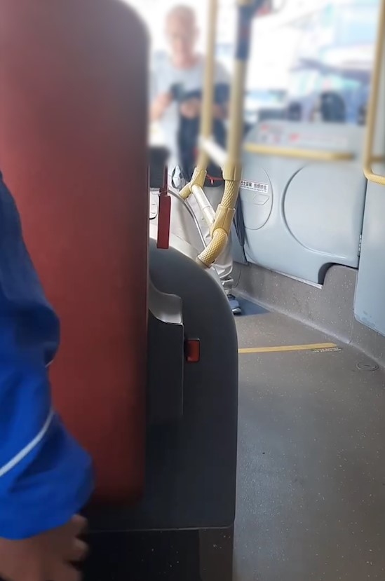 東張西望報料｜九巴阿伯不滿「僅開單邊門」大鬧兼報警　女司機冷靜應對獲讚