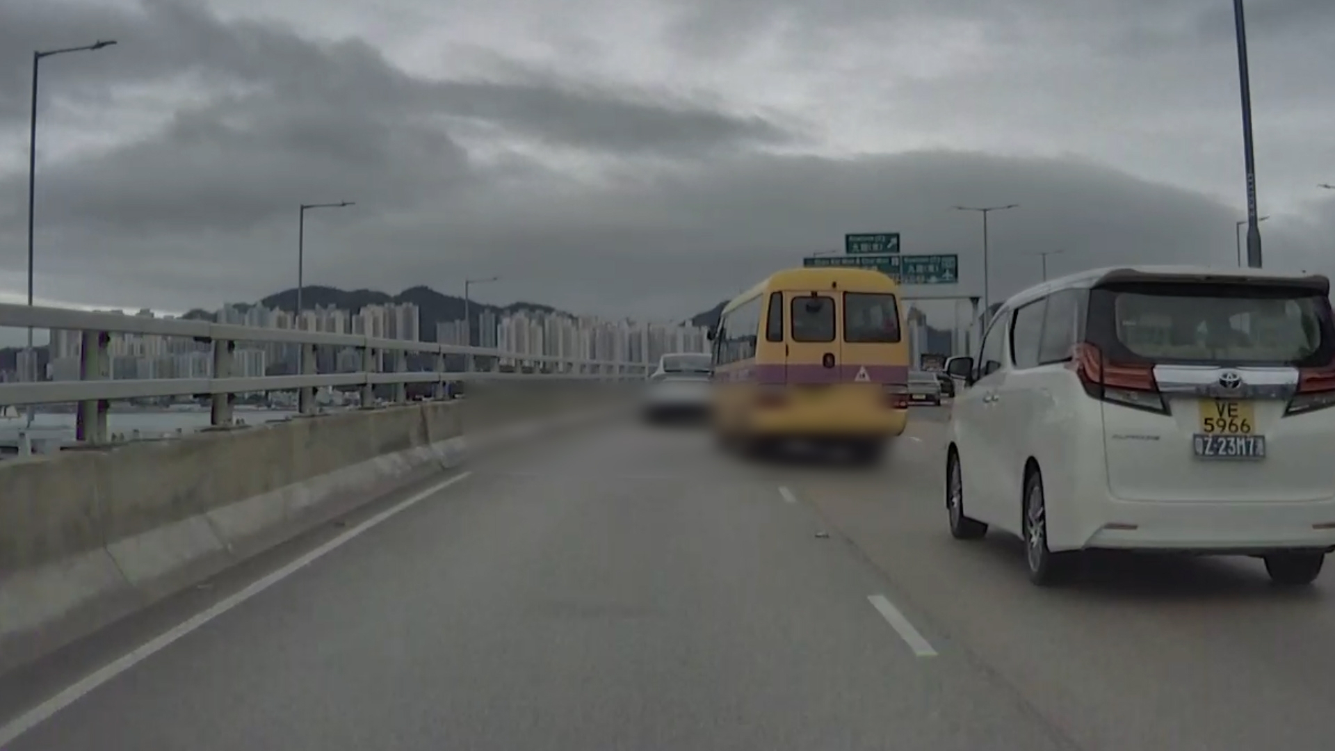 東張西望報料｜車Cam｜校巴東區走廊「左穿右插」仲疑似超速？觀眾報料：似揸紅Van咁