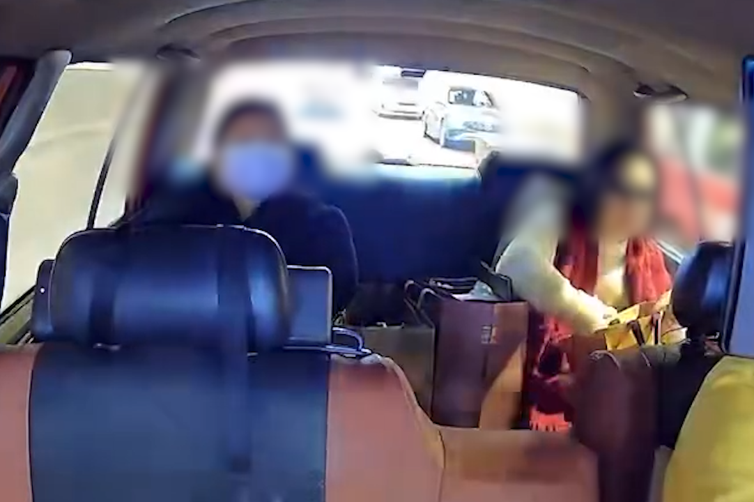 富婆出巡搭的士用「垃圾袋」墊位。(FB@高囂)