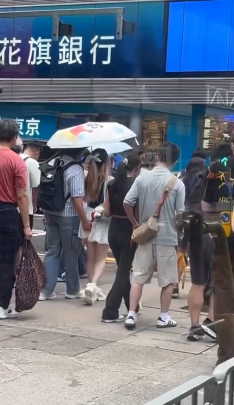 當綠燈亮起，兩人開始過馬路時，男方仍未有停手，繼續邊行邊狂摸女方臀部。 （Threads影片截圖／kuikui_pt）
