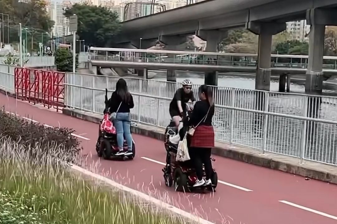 有片｜屯門兩電動輪椅單車徑奔馳，後面仲「載客」勁滋悠！