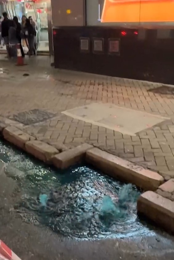 東張西望報料｜太子弼街水渠突冒神秘「藍色污水」　街坊好奇網上求原因