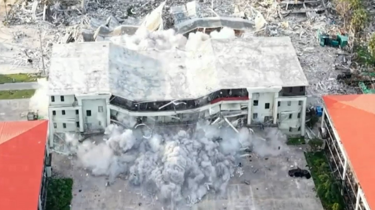 為了防止犯罪活動死灰復燃，政府正出動車輛與炸藥，拆除相關未經准許興建的園區建築。（網上影片截圖）