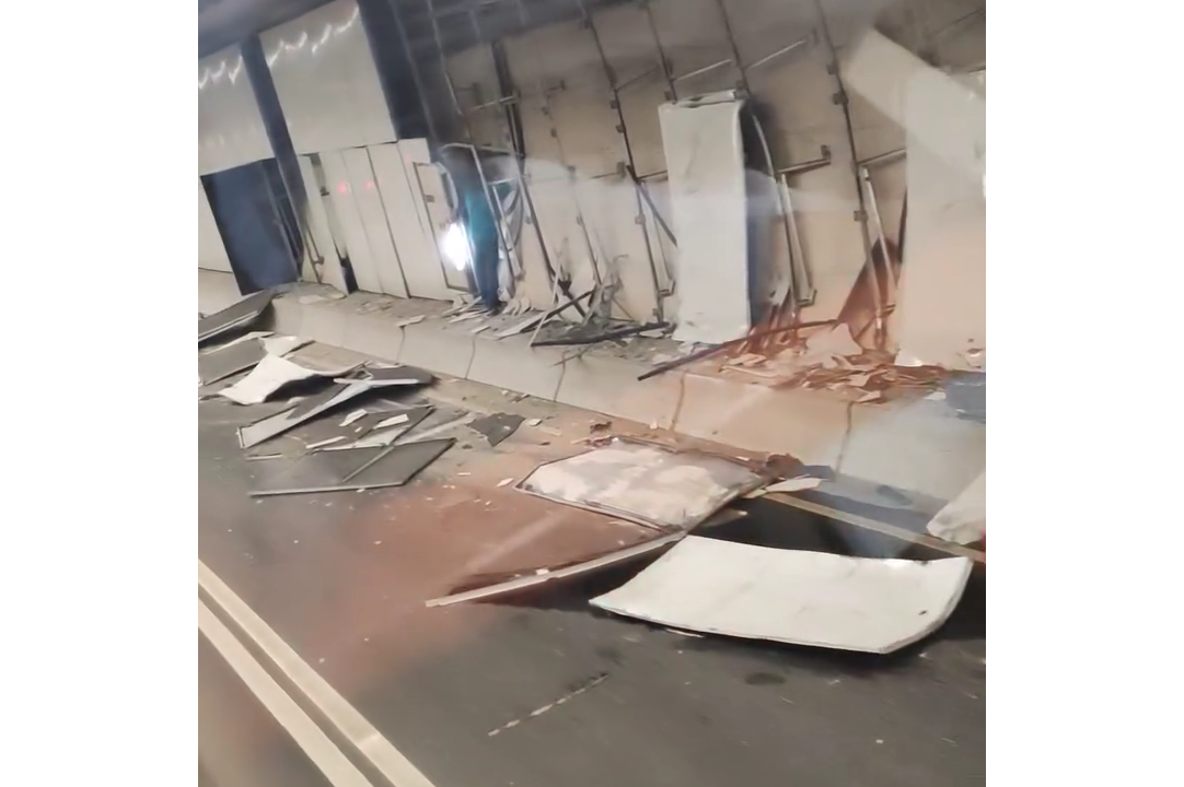 屯赤隧道吊臂車失控掃毀20米護牆板。(影片截圖)