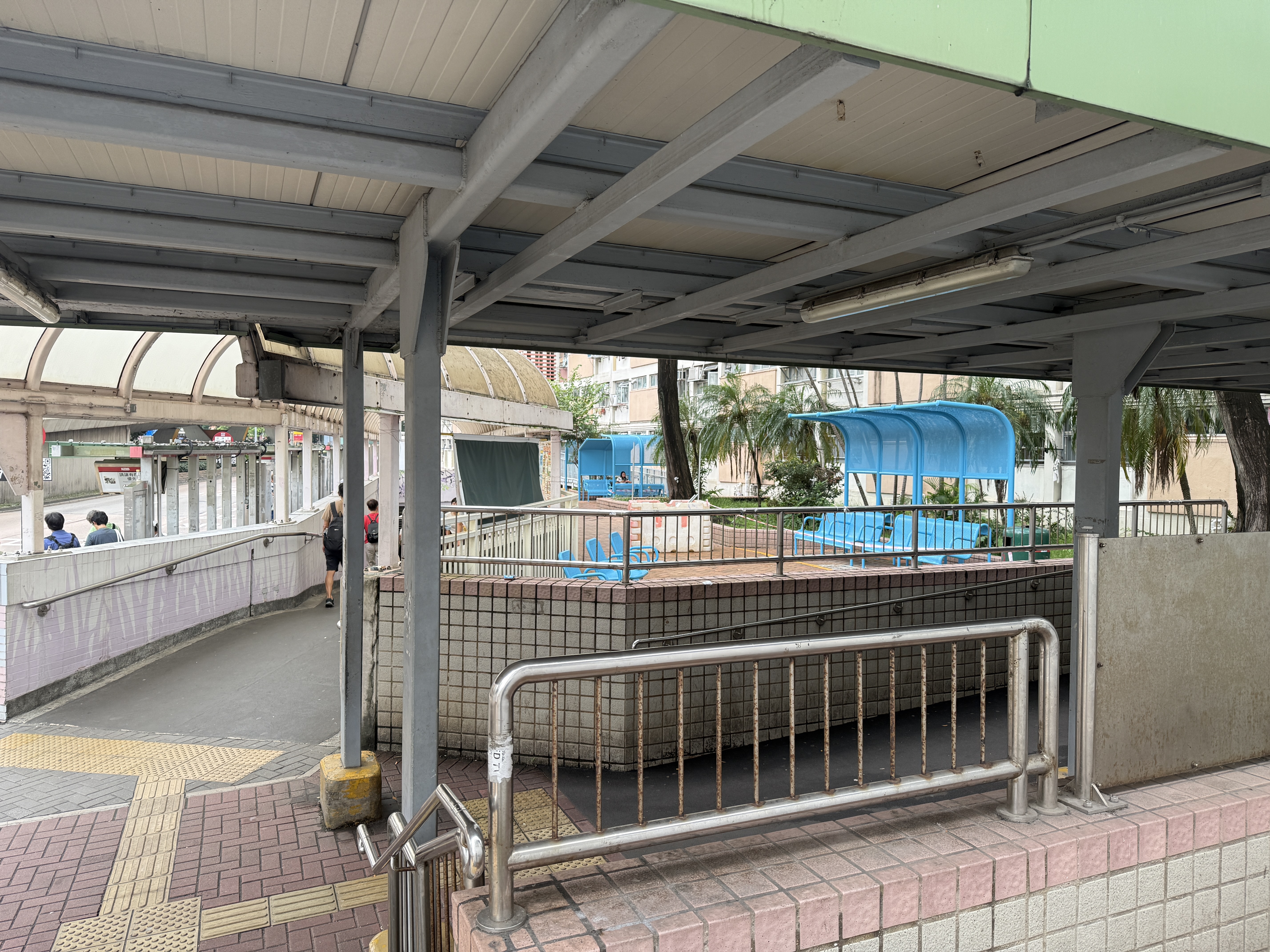 東張西望報料｜彩虹邨民居學校旁設吸煙區　居民轟日日被逼食二手煙報東張投訴 （觀眾李先生報料提供）