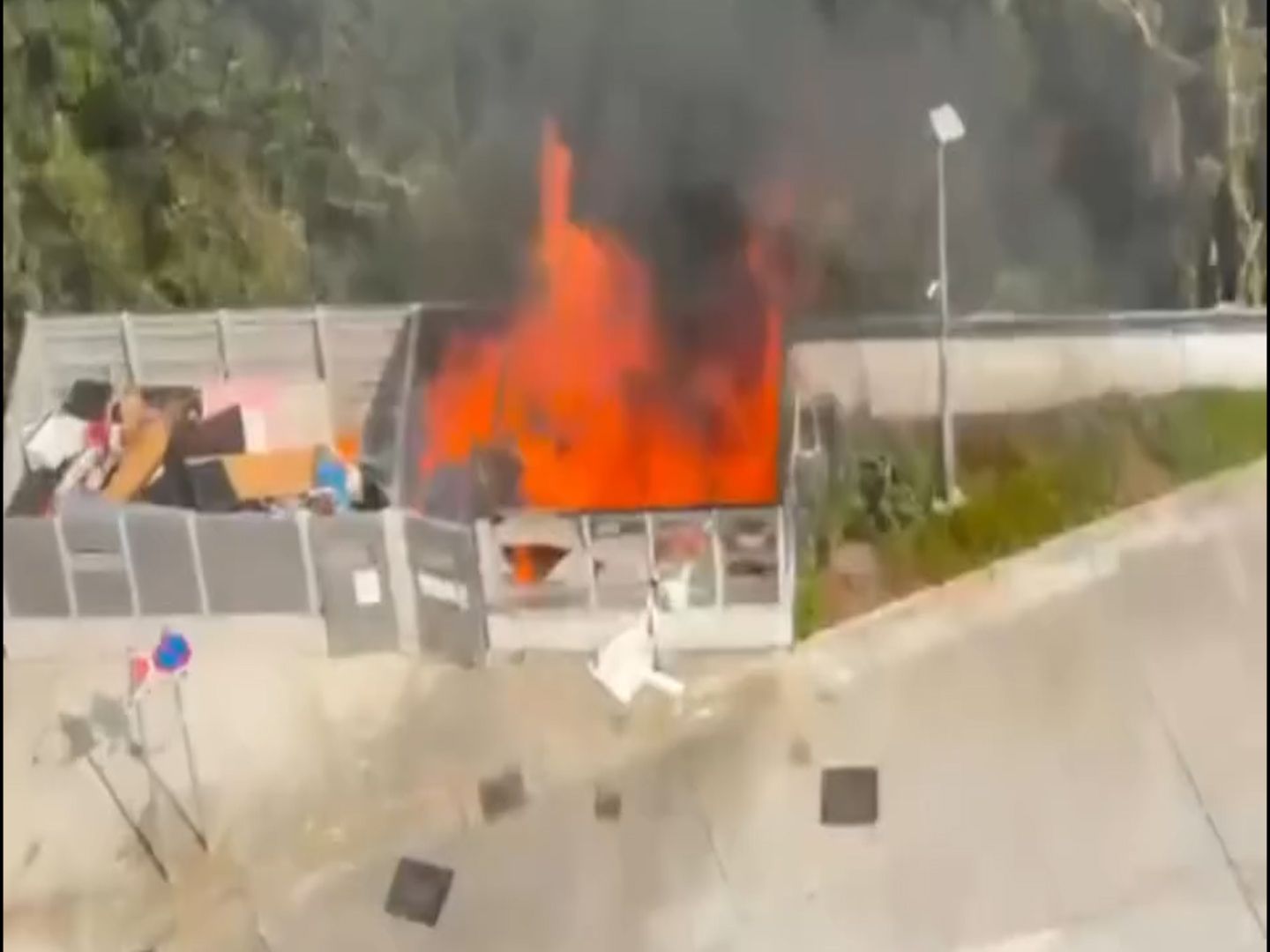 皇后山邨垃圾站起火保安勇敢救火