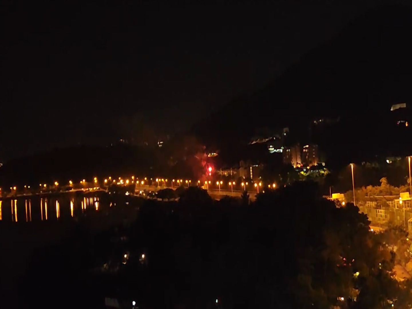 吐露港現「民間煙花匯演」賀蛇年