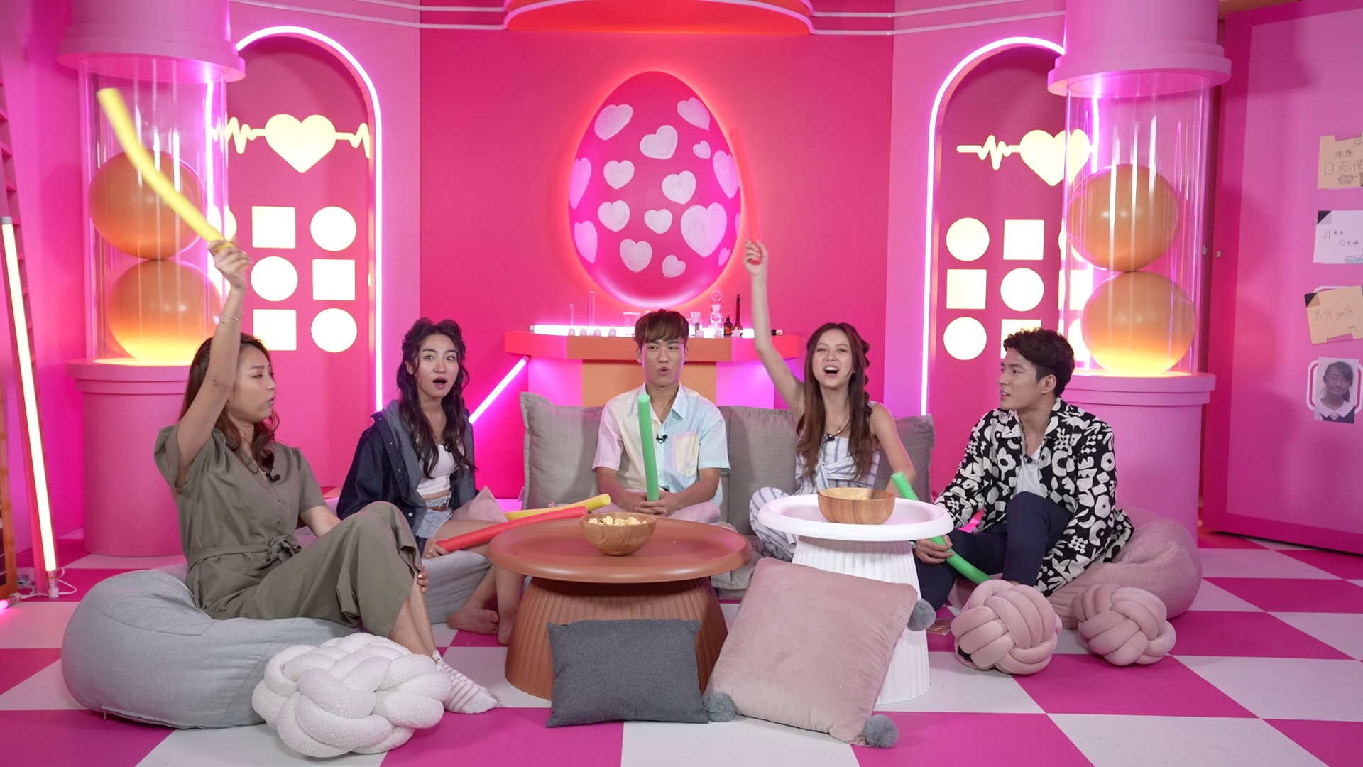 Karen同Susuca舉手話未玩過交友App。