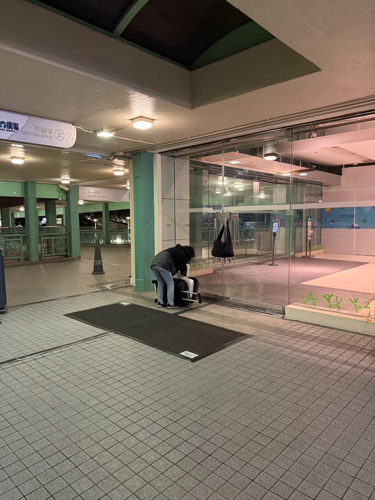 上水廣場疑內地旅客玩「窮遊」瞓街，舖紙毯攤消毒地毯過夜。 (網上圖片@threads)