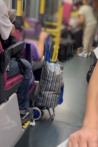 鄉音夫婦九巴拖喼上車被阻　爆粗大鬧仲塞輪椅位　車長一招化解獲讚