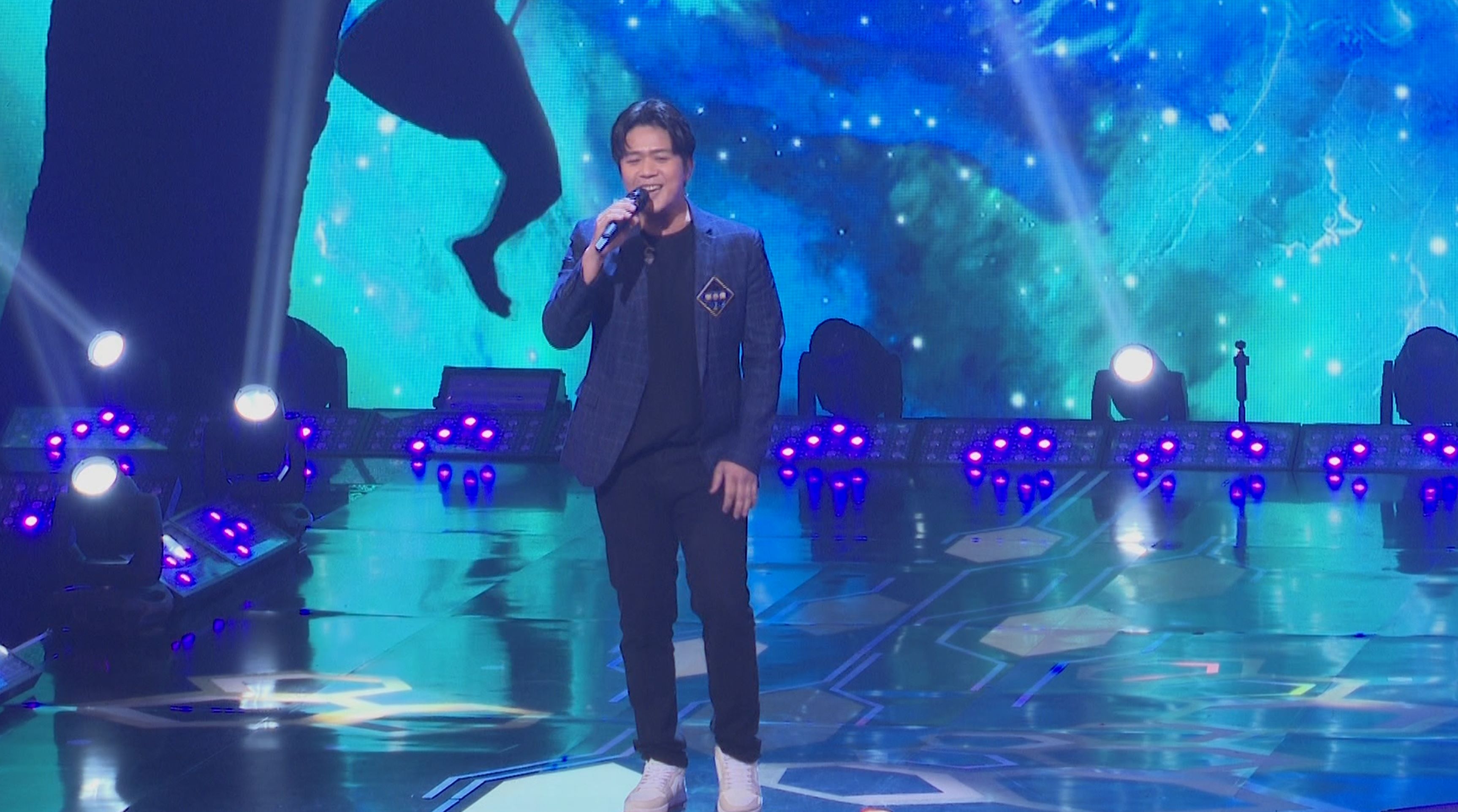 由台灣來參賽的吳亦偉，亦憑藉卓越的歌唱實力成功奪得五燈直接晉級。