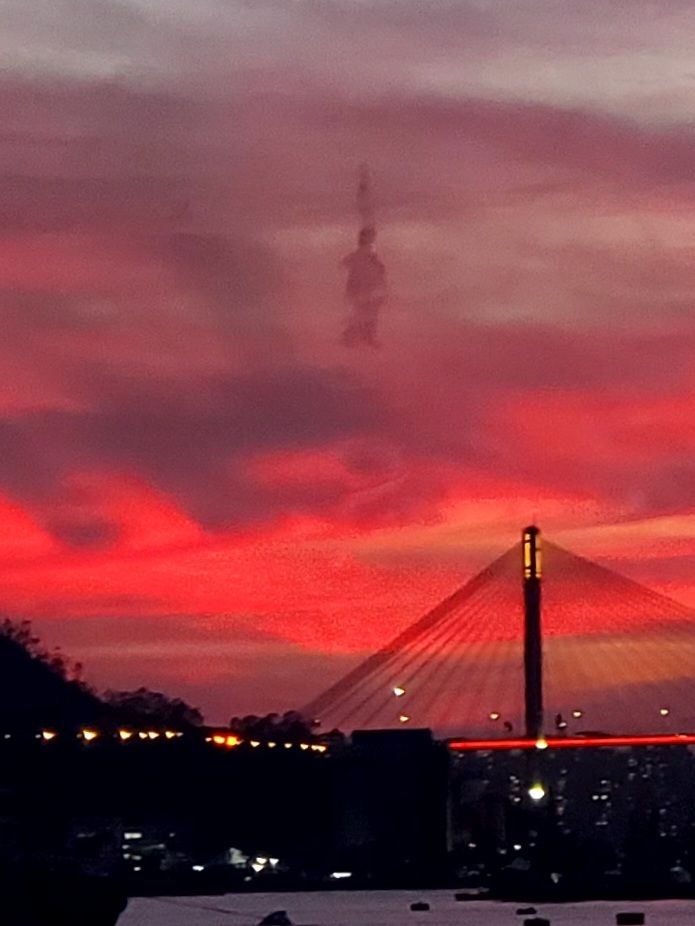 香港天空突現「人型物體」惹網民討論　高人解答海市蜃樓幻象出現原因 (FB@社區天氣觀測計劃 CWOS )