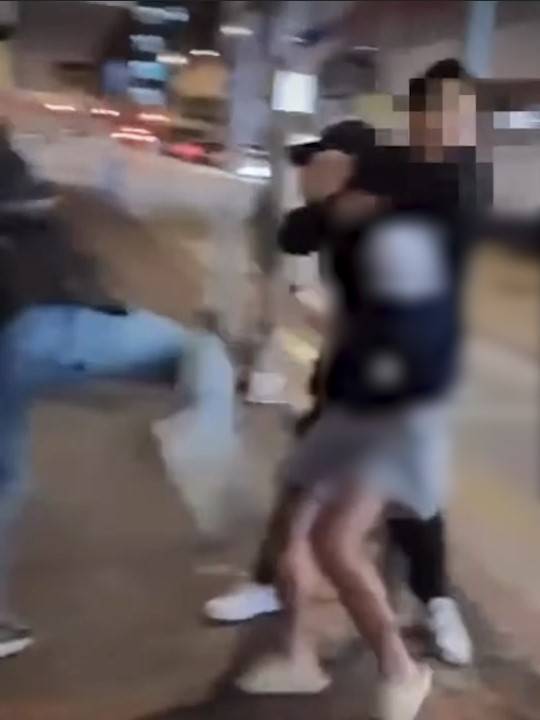 油麻地MMA｜短褲男遭雙人圍攻狠拳箍頸。(FB@Polly Sum)