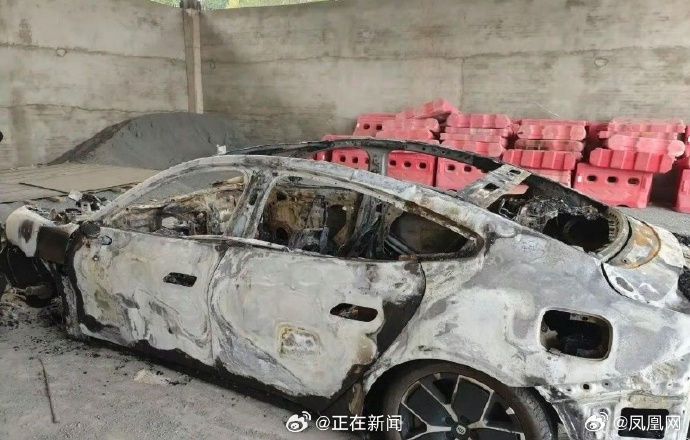 ▲小米電動車撞車起火釀3死，小米股價大跌超過5%。（圖／翻攝自微博）