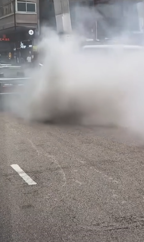 銅鑼灣古董車街頭著火冒濃煙警協助救火