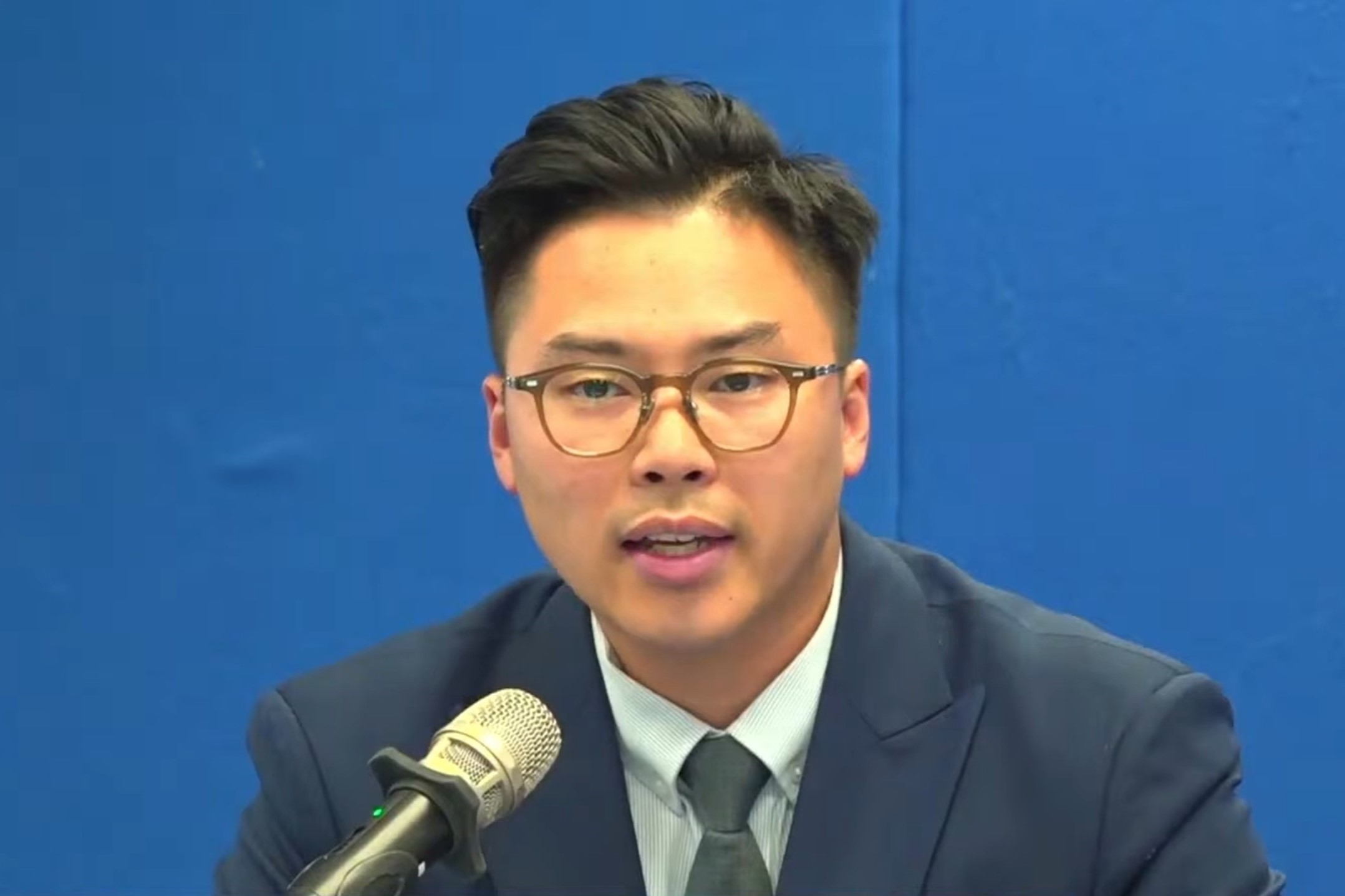 警方新界北總區科技及財富罪案組2C隊主管高級督察馮達仁（警方YouTube直播截圖）