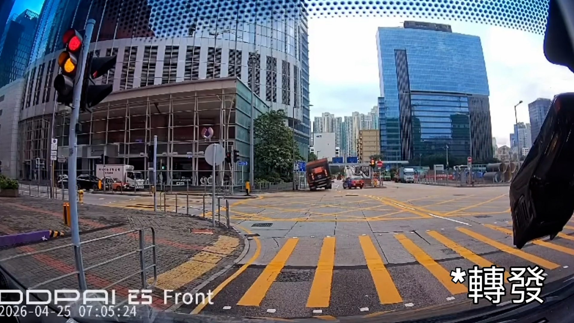 車Cam直擊｜高手在民間！貨車飄移入彎險翻側　片主肉緊呼聲反成焦點 （FB＠日日食）