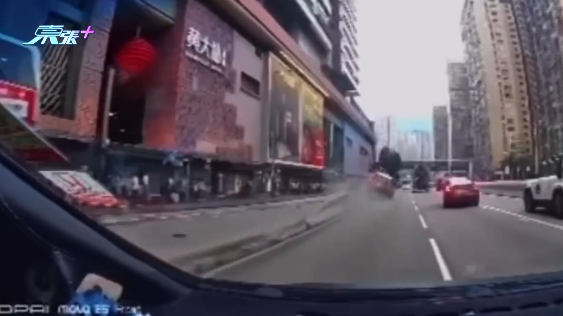 車Cam直擊｜龍翔道「小露寶」的士自炒剷壆　車輪當場甩脫猶如打保齡球 （FB@車cam L（香港群組））