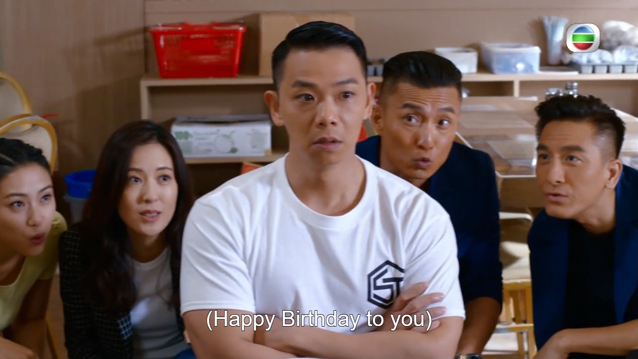 忽然唱出生日歌，幫女女賀生日！