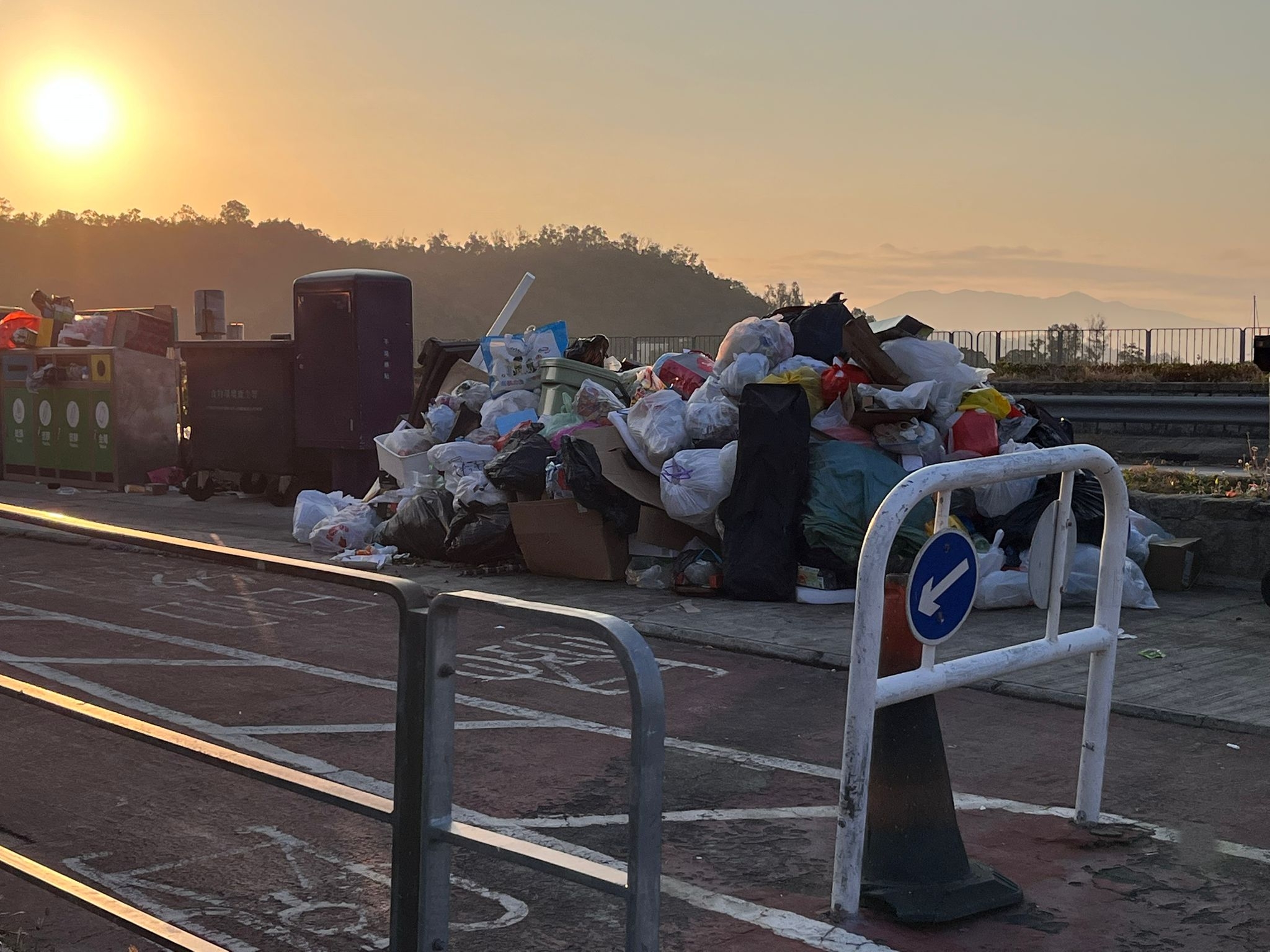在大埔龍尾村，垃圾被放置在行人路再收集。（報料觀眾提供圖片）
