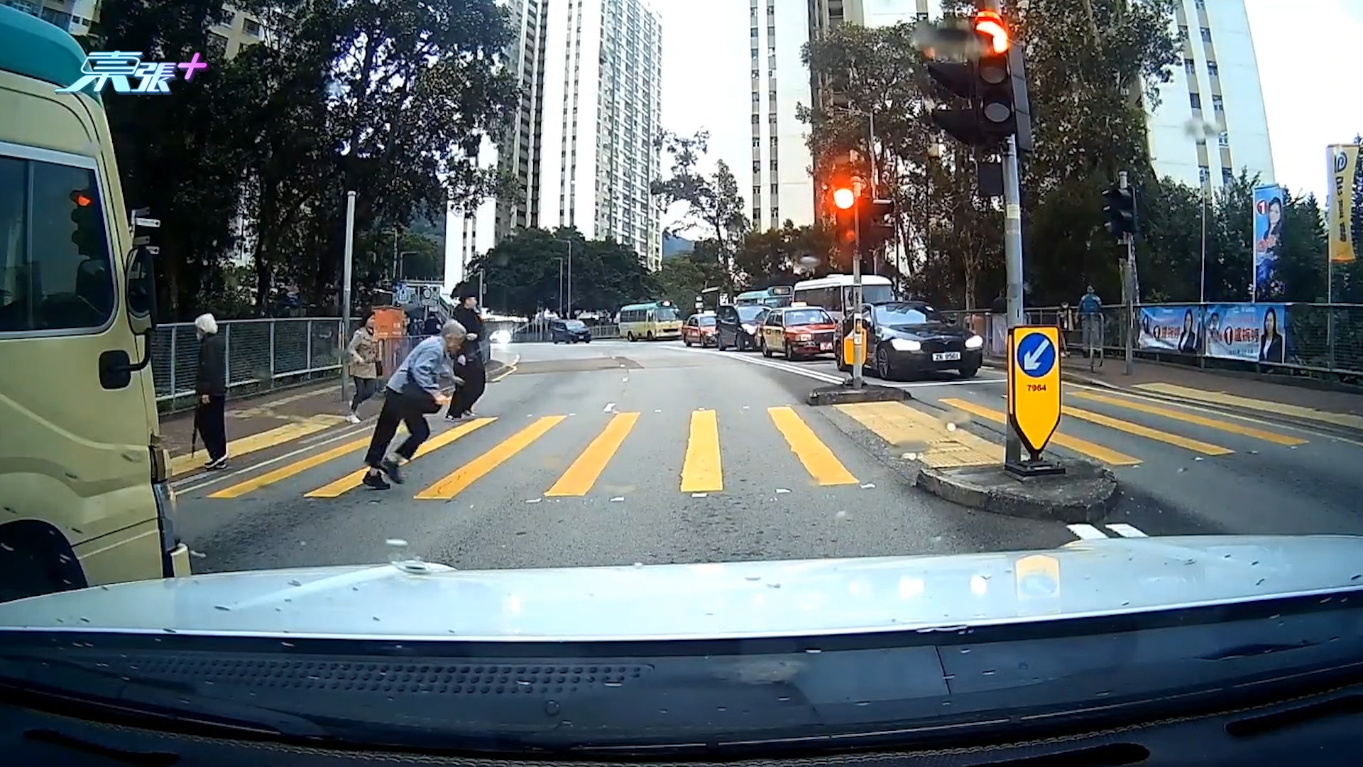 車Cam直擊｜老人衝燈不慎仆倒馬路　片主呼籲體諒反被罵：等下會死咩？