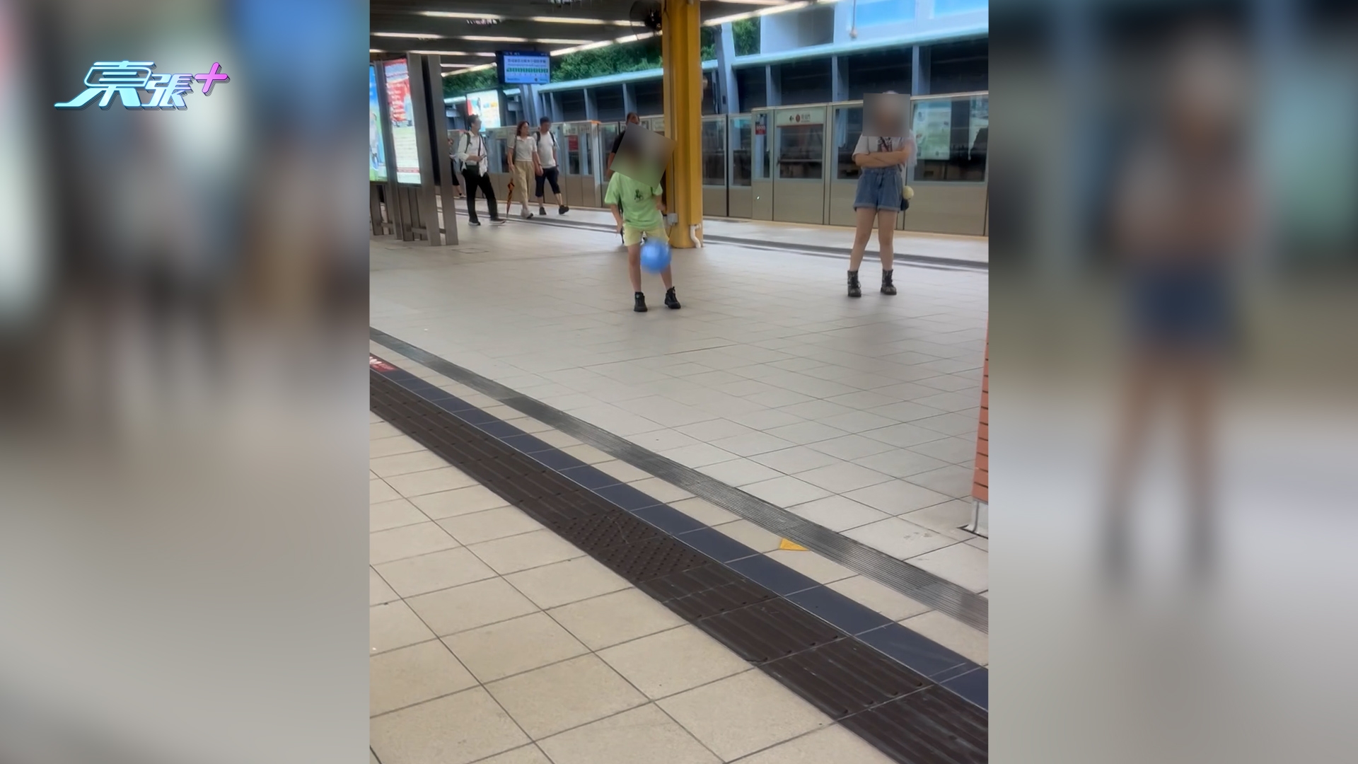 東張西望報料｜第一城站月台變足球場　兩小童月台踢波　街坊憂波飛落路軌釀意外 （觀眾陳小姐報料）