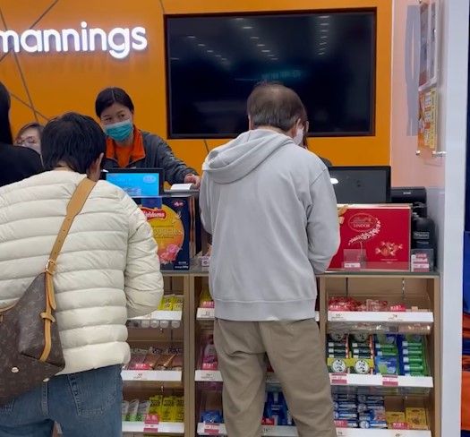 萬寧客人欲換貨惟單據無效爆粗鬧職員。(影片截圖)