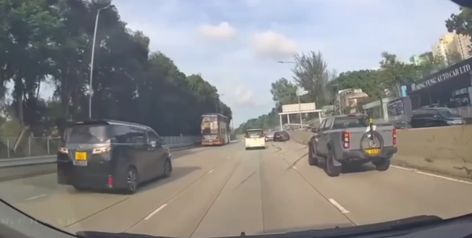 車Cam直擊｜元朗私家車狂飆失控　撞壆翻轉橫跨車道震撼畫面曝光