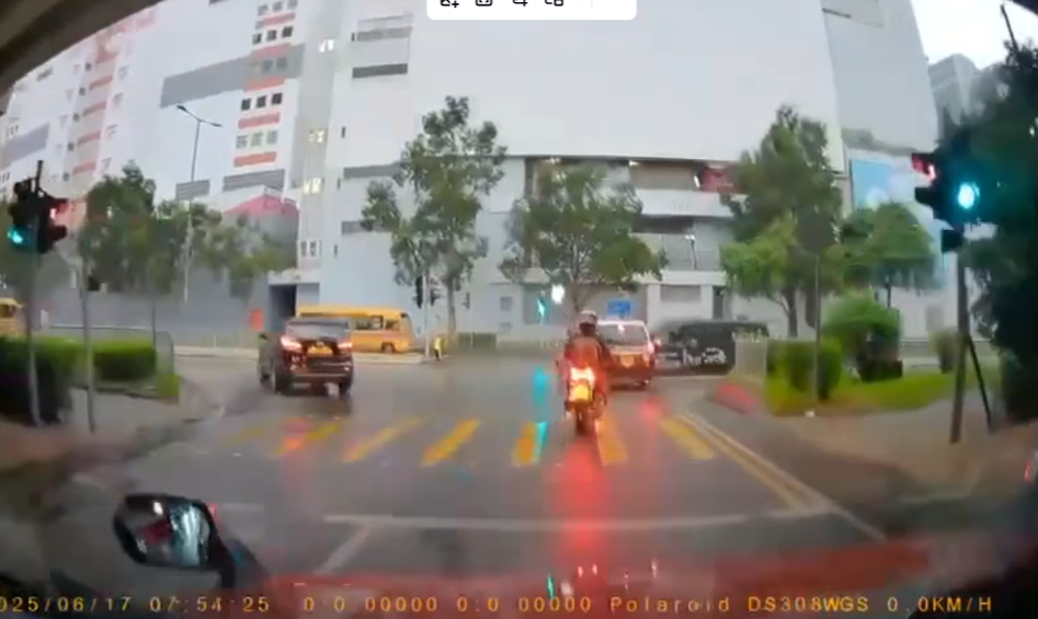 車Cam直擊｜天雨路滑的士慘遭貨van攔腰撞