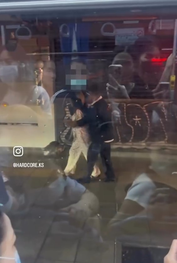 泰國曼谷鬧市驚現「持刀女」　向途人揮刀全被拍下勁恐怖　終被警員制伏