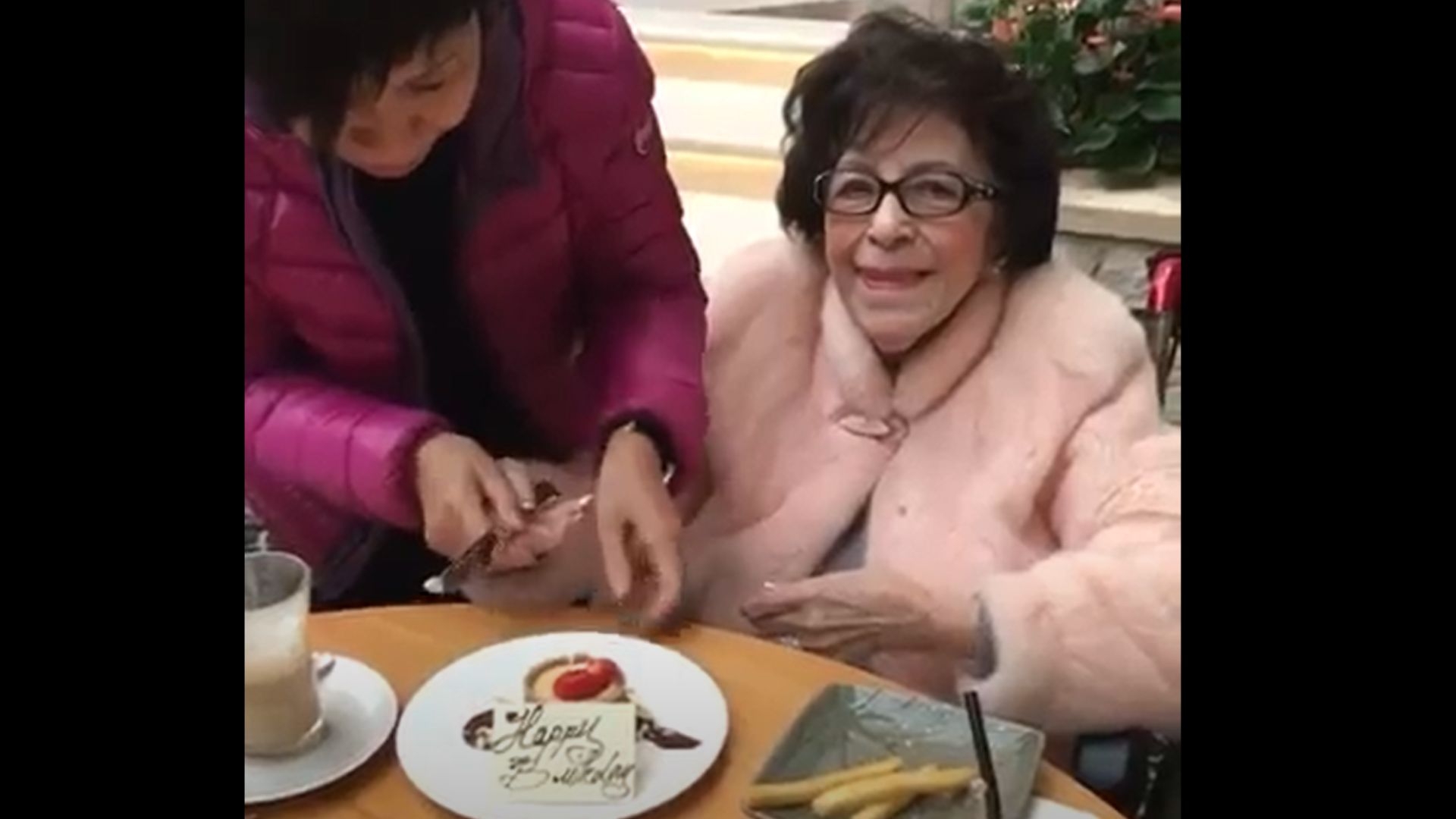 何婉鴻後半生也受到弟弟何鴻燊照顧，有指何婉鴻晚年由四太梁安琪照顧