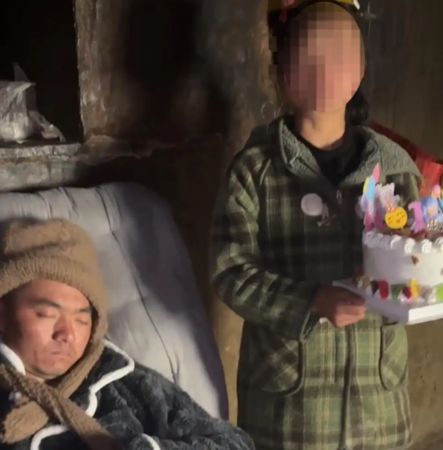 ▲女兒剛過11歲生日，躺在椅子上的小楊哥面容憔悴。（圖／翻攝自微博）
