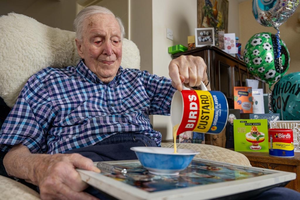 106 歲的二戰老兵將 Bird's 蛋奶糊倒入碗中。