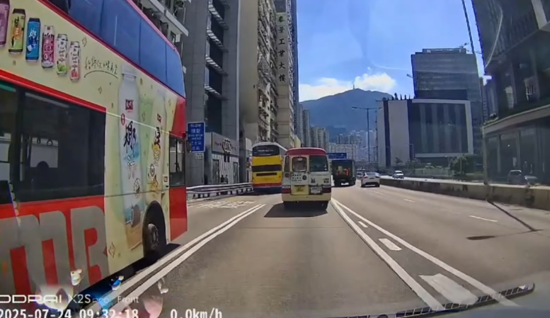 車Cam直擊｜新蒲崗馬路版「碰碰車」　貨車切線撞高速Tesla變自相殘殺
