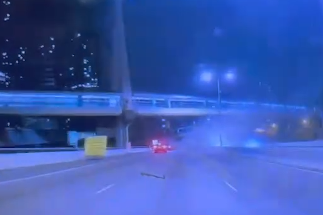 西九龍公路車禍疑的士切線撼私家車3人死。(影片截圖)