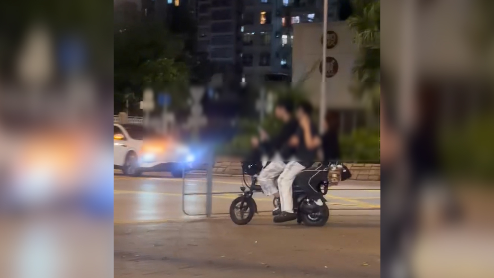 元朗驚險電動車過馬路　少年載兩人「排排坐」　網民：遲早出事