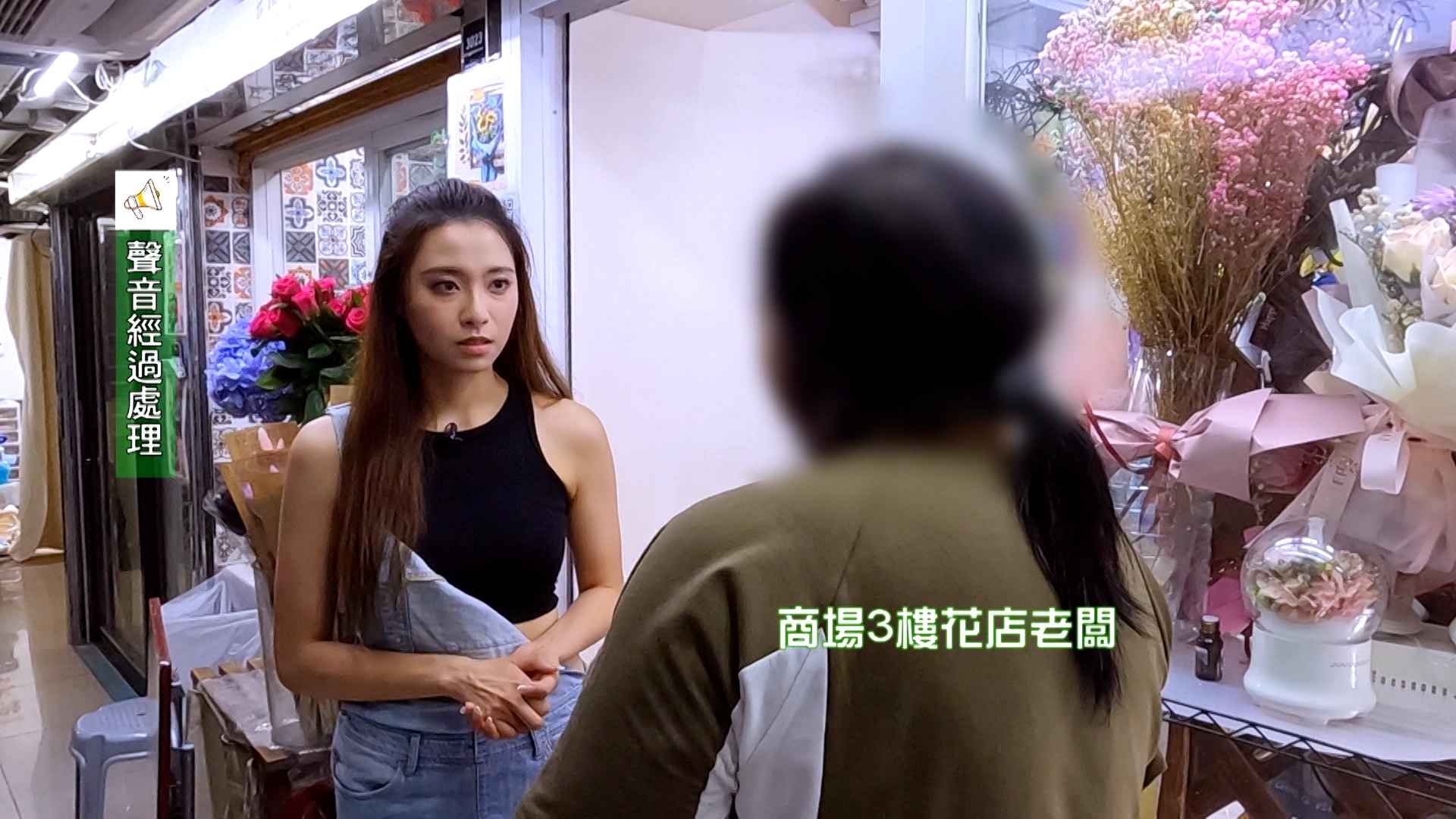 商場3樓花店老闆表示， 上個月天花塌下混凝土，事發時正在下大雨，自己當時突然聽到巨響，感到非常驚慌。