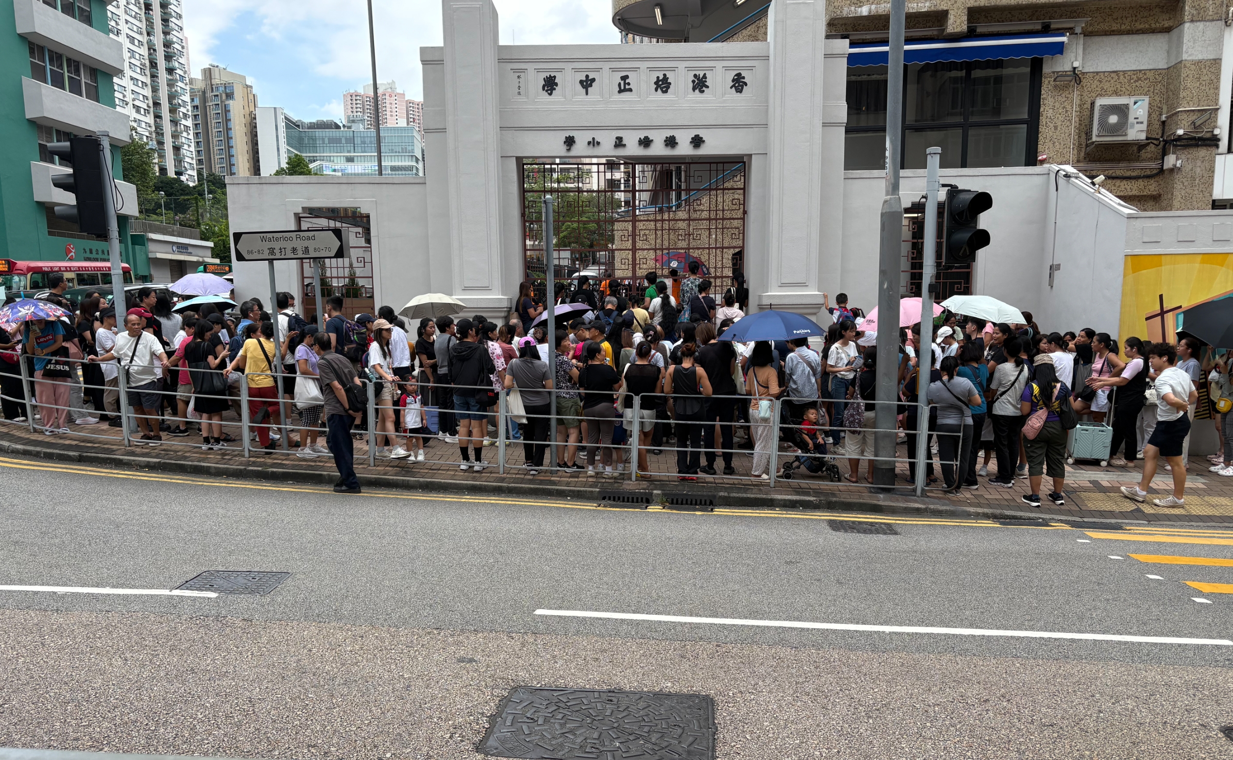 東張西望報料｜何文田培正門外逼爆「接放學大軍」　窩打老道人潮塞滿行人路　街坊嘆長者難過路 （觀眾余先生報料圖片）