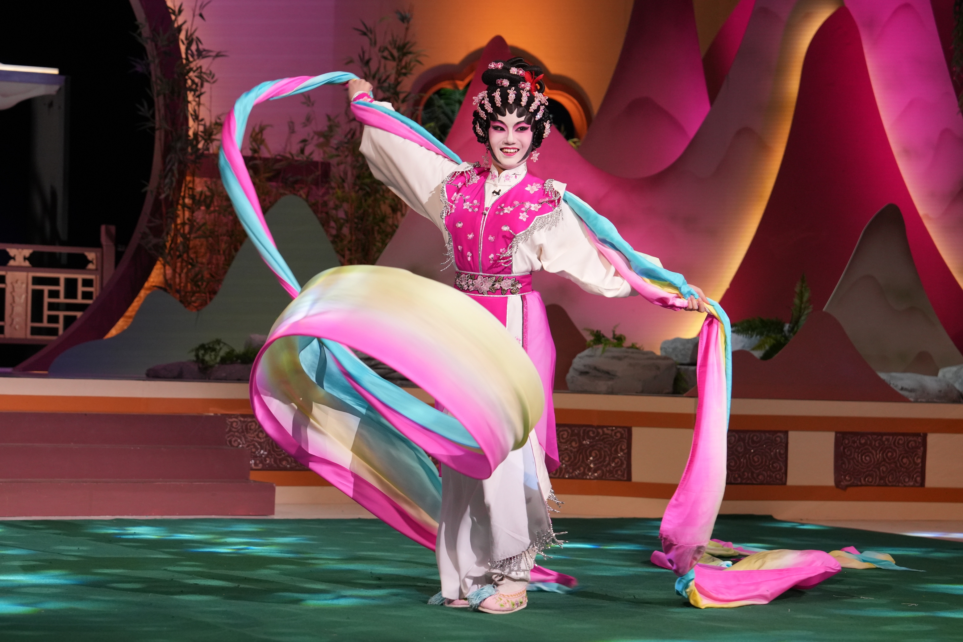 「第三屆全港兒童及青少年粵劇折子戲公開大賽」青少年組冠軍羅雅禧以14米長綢,作出不同水袖變化動作，獲阿姐汪明荃及評判們讚賞。