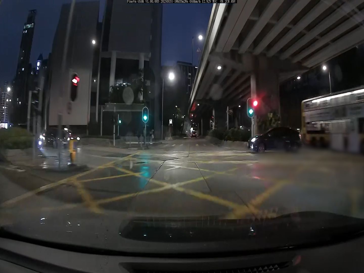 私家車新年勁陰功！加士居道天橋底先遇切線再碰U-turn