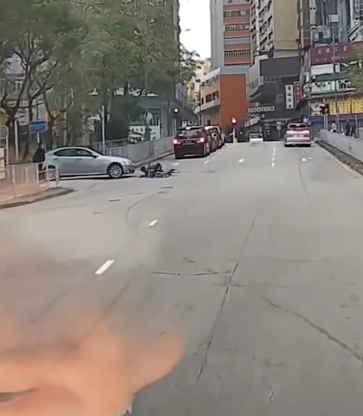 車Cam直擊｜大興單車變飛車　男子落斜衝出路口被撞　網民怒斥單車友