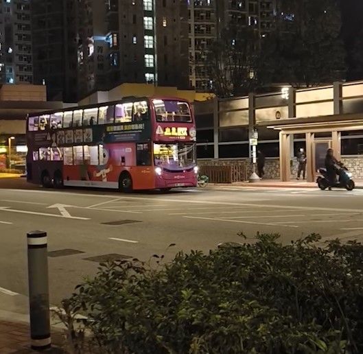 巴士迷疑為影巴士擺單車擋馬路