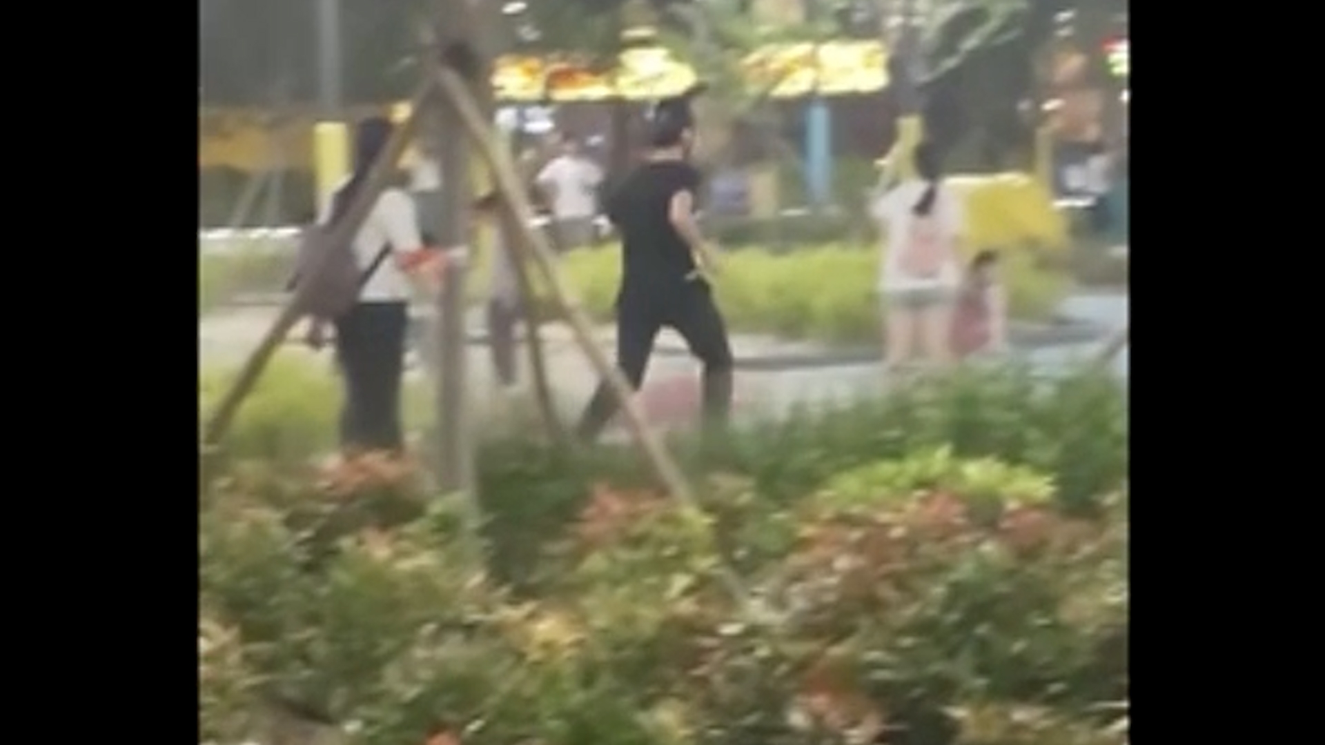 將軍澳南公園男子疑「持利刀」奔跑　途人無發現身邊更有小童經過 （FB@將軍澳主場 影片截圖）