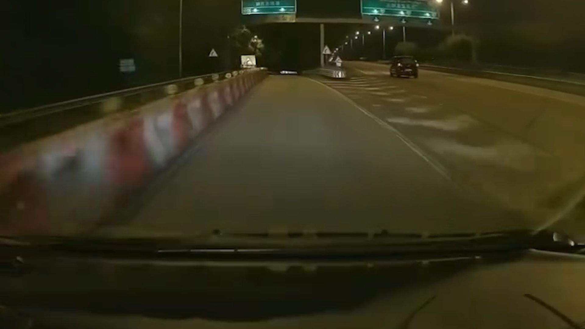 元朗深夜驚見馬路炸彈逆線行仲撞欄杆。(影片截圖)