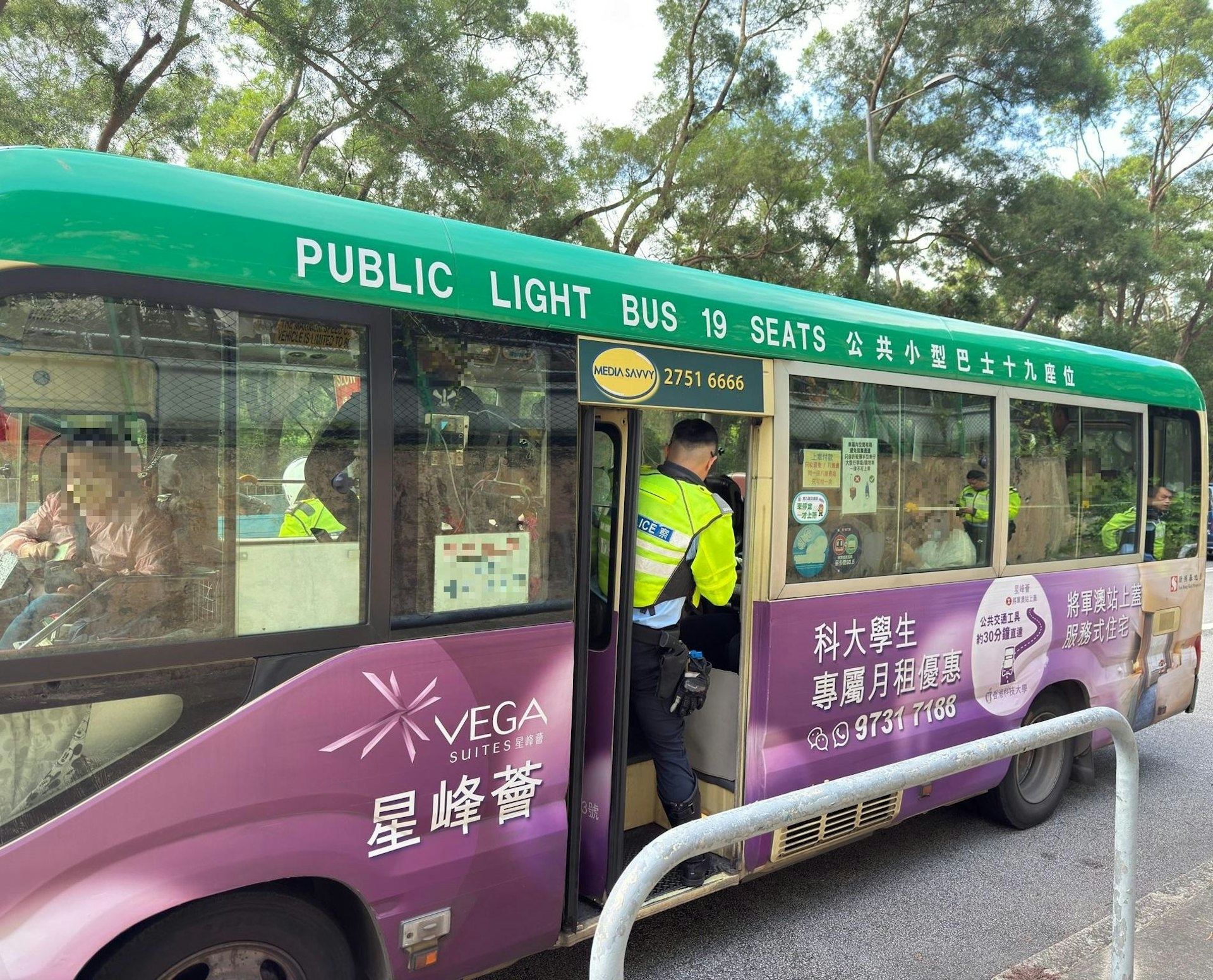 行動中，警員喬裝為乘客登上公共小巴，共有31名乘客沒有穩妥繫上安全帶，之後將會向相關違例人士發出傳票。（警方圖片）