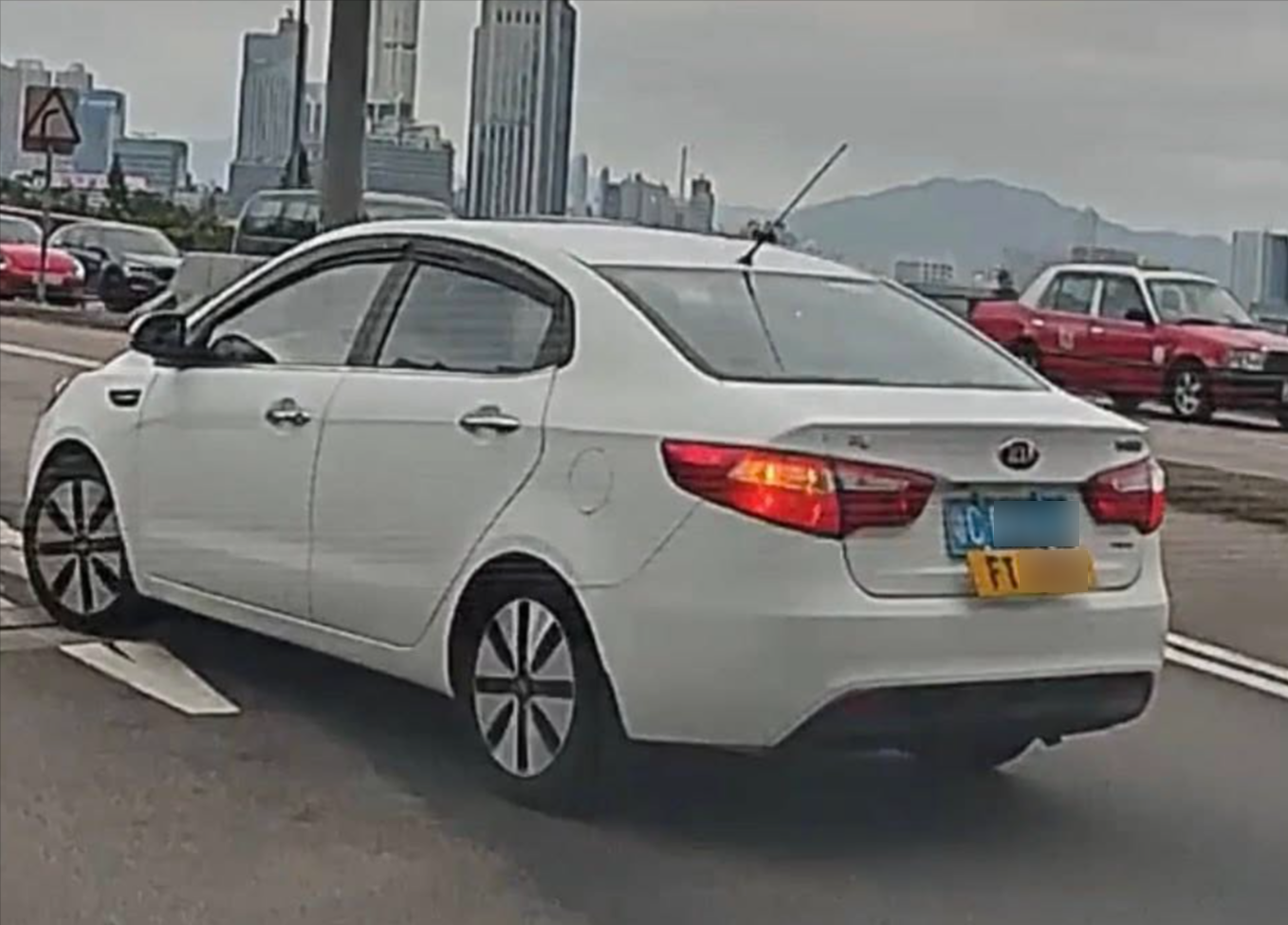 車Cam直擊｜粵車南下車主怕怕　首日入市區即有驚險畫面　網民：頭文字FT (Facebook@日日食)