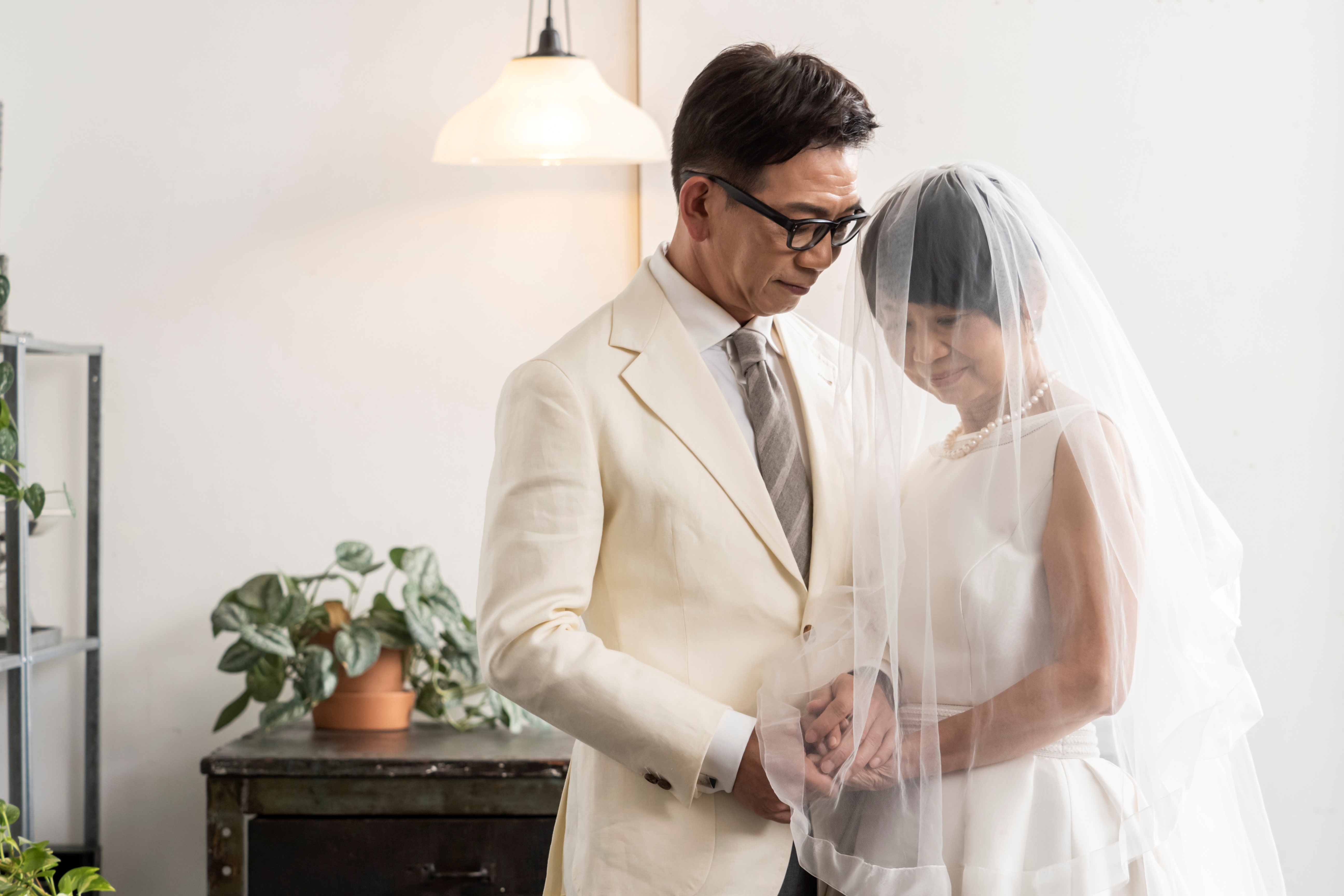 袁富華與女友梁影群 （Regina） 於2月18號於香港註冊簽紙結婚。