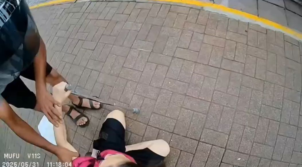好人好事｜上水天平邨婦人突然倒地，鐵騎士帥氣棄車救人全程曝光。