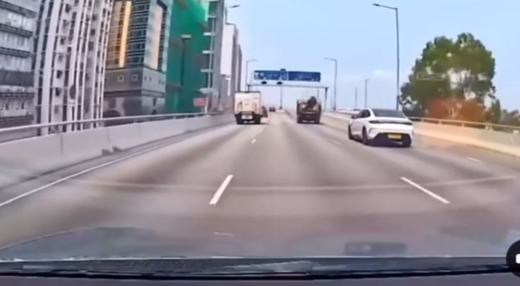 西環天橋勾斗車誤跌梳化落地後車險中